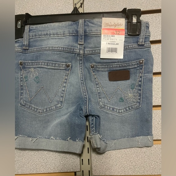 Wrangler Girls Jean Cut Off Shorts Flower Embroideried‎ Patch 7Regular NWTS - Picture 1 of 9